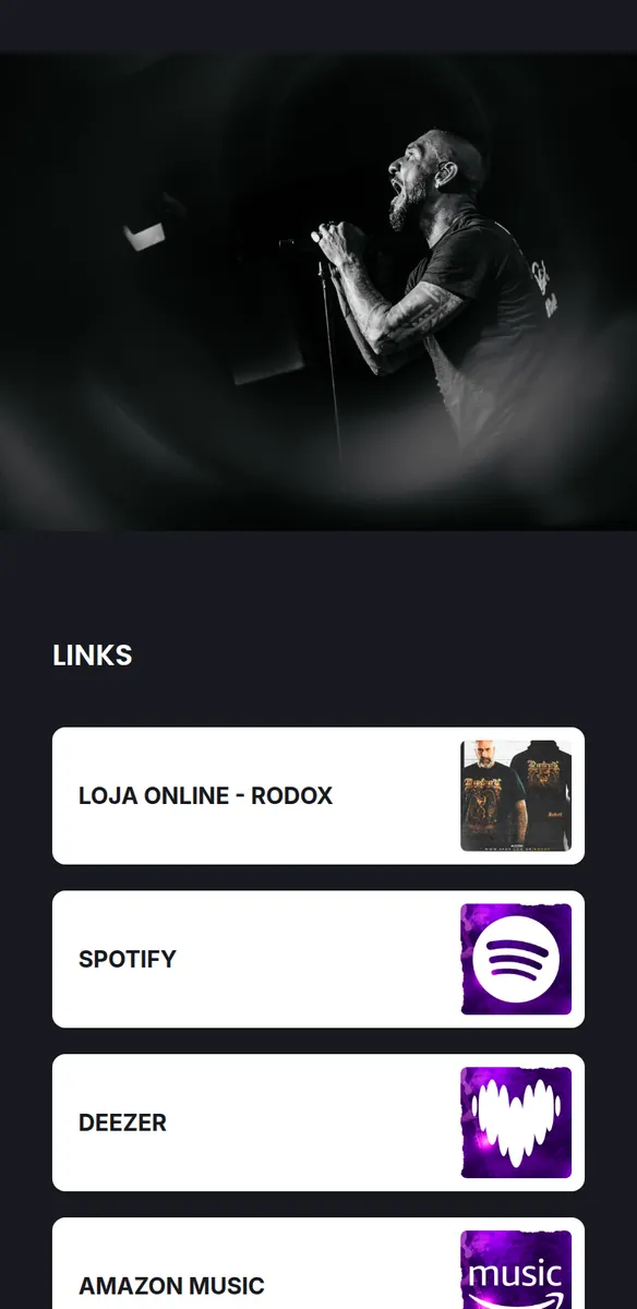 Foto em preto e branco de vocalista cantando no microfone acima de links para loja online e plataformas de música
