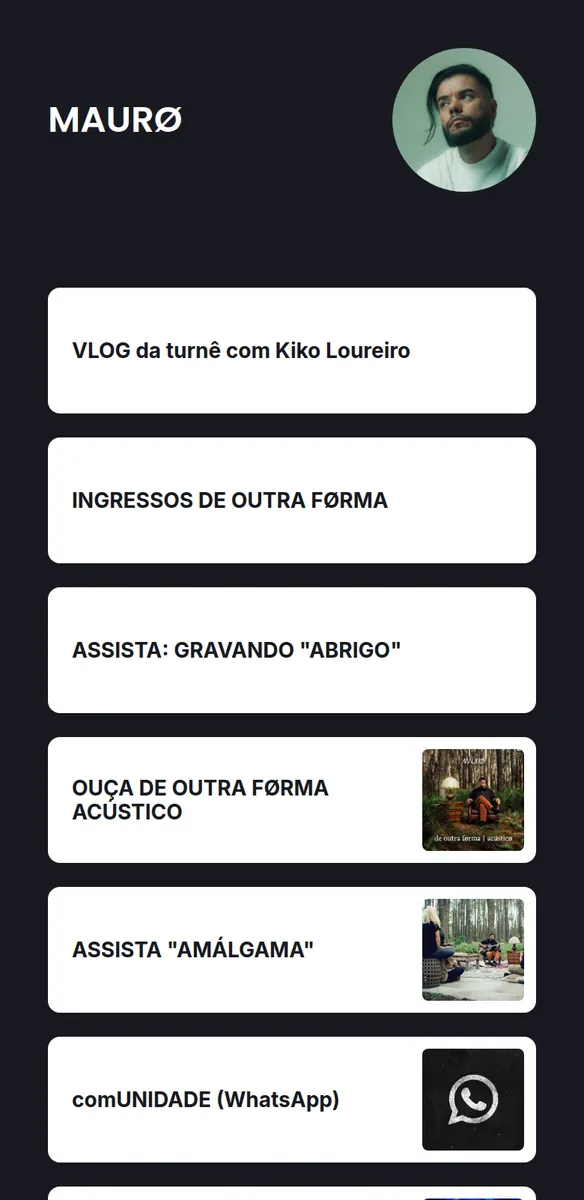 Página escura com foto de músico de barba, links para vlog de turnê, ingressos, álbum acústico, vídeos e comunidade no WhatsApp