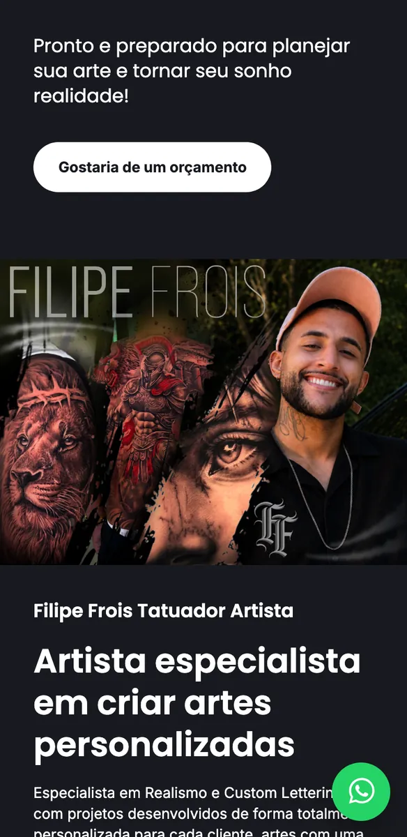 Página de site para tatuador com botão de orçamento, tatuagens realistas de leão e guerreiro e artista sorrindo de boné