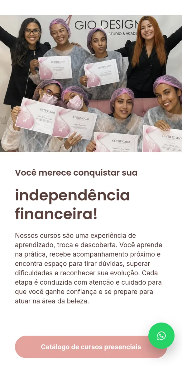 Alunas com touca e jaleco segurando certificados ao lado das instrutoras e botão para catálogo de cursos presenciais