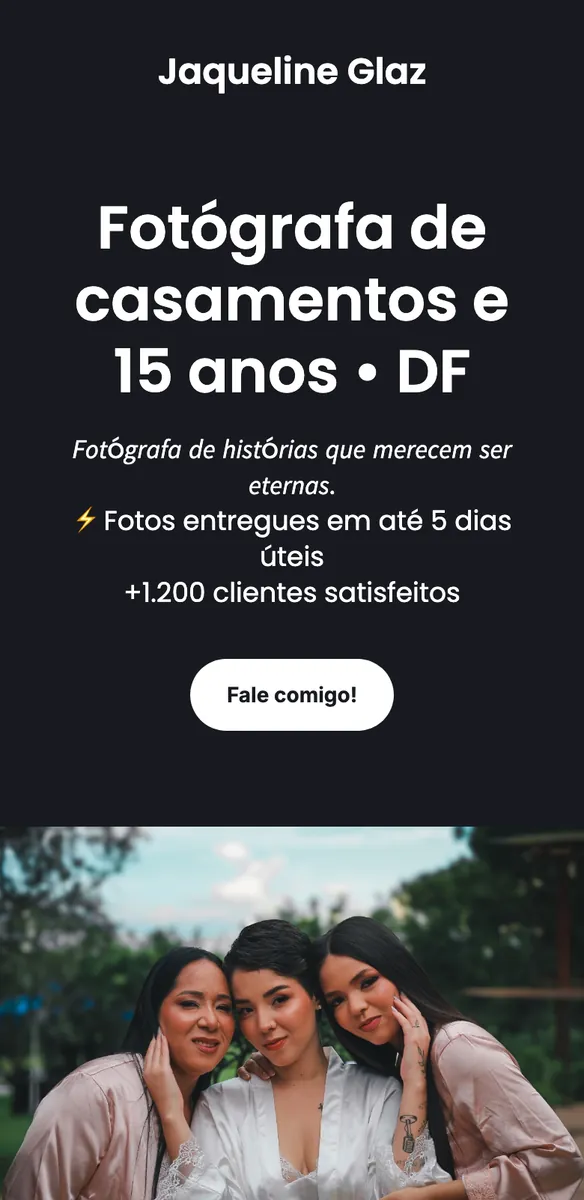 Site para fotógrafa de casamento com fundo escuro, botão Fale comigo e três mulheres de robes de cetim abraçadas
