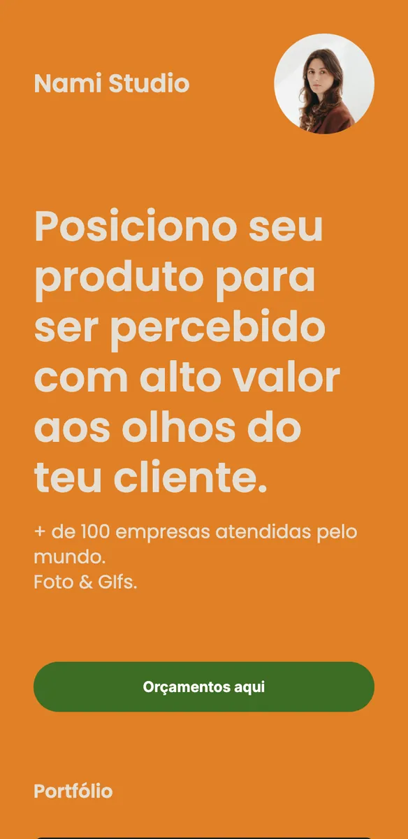 Página de site para fotógrafo de produto com fundo laranja, foto de perfil, frase de destaque e botão verde de orçamentos