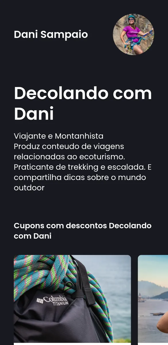 Página escura com foto de montanhista de capacete, bio sobre trekking e escalada e cupons de desconto com mochila e corda