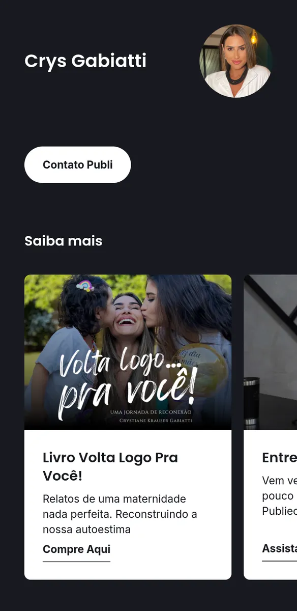 Página escura com foto de perfil, botão de contato para publicidade e card de livro sobre maternidade com mãe e filhas