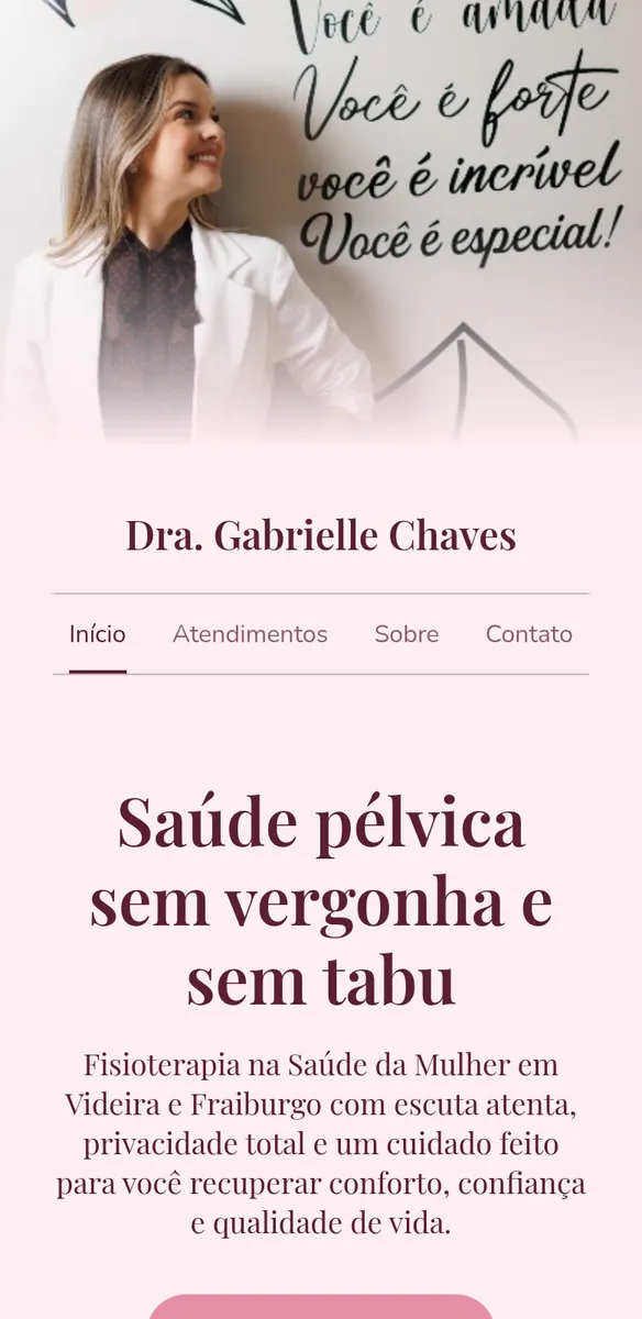 Fisioterapeuta de jaleco branco sorrindo diante de parede com frases de incentivo e título sobre saúde pélvica em fundo rosa