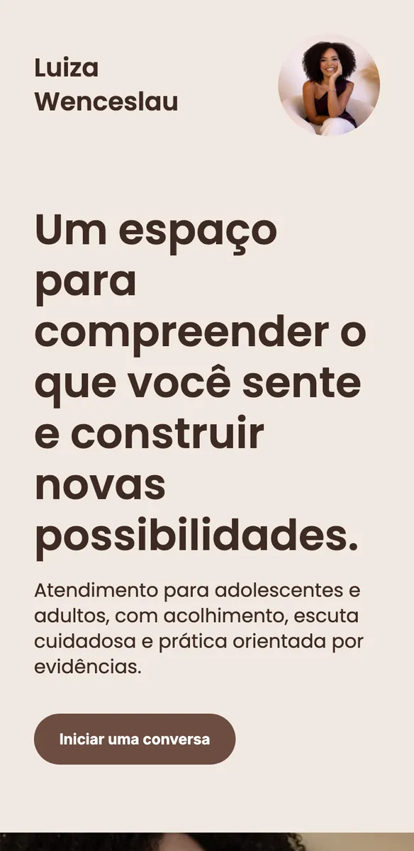 Página mobile de site para psicóloga com foto em círculo, título em marrom e botão Iniciar uma conversa
